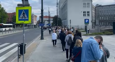 Długa kolejka w centrum Torunia. Ruszyła dystrybucja biletów na koncert Polsatu