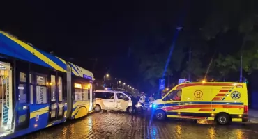 Wypadek na torach w Toruniu. Kierowca busa wjechał pod tramwaj