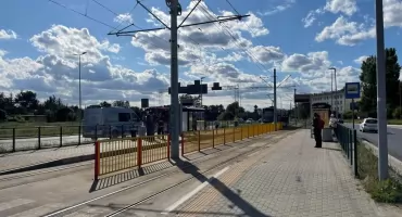 W Toruniu kobieta wpadła pod tramwaj. Policja poszukuje mężczyzny w czarnej koszulce