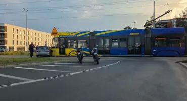 Wypadek na torach tramwajowych w Toruniu. Jedna osoba została poszkodowana