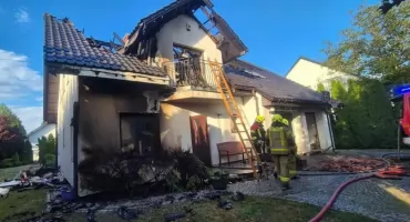 Duży pożar pod Toruniem. Rodzina została bez dachu nad głową