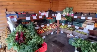Znany w Toruniu warzywniak ma poważne problemy. Klienci stają murem za sklepem