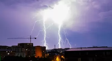 Burze nadaciągają do Torunia. IMGW podał godziny największego ryzyka