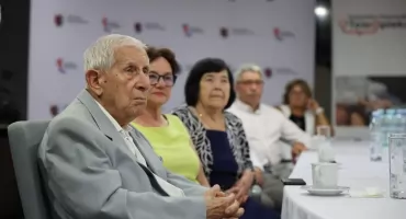 100-letni torunianin otrzymał bransoletkę życia najnowszej generacji