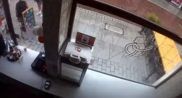 Demolka w nocy przed piekarnią w Toruniu. Nagranie trafiło do sieci