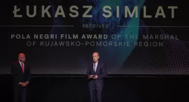 Statuetka Poli Negri dla Łukasza Simlata