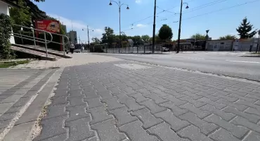 Potrącenie kobiety na chodniku w Toruniu. Policja prosi o pomoc