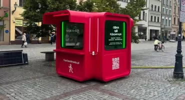 Klimatyczny kiosk wrócił do centrum Torunia. Będzie pełnić nietypową funkcję