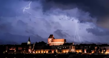 Do Torunia nadchodzą burze i silne opady. IMGW wskazał godziny zagrożenia