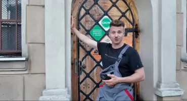 Youtuber spędził noc w „najgorszym hostelu w Toruniu”. Jest odpowiedź właścicieli